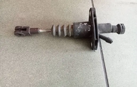 Saab 9-5 Clutch master cylinder 90578481