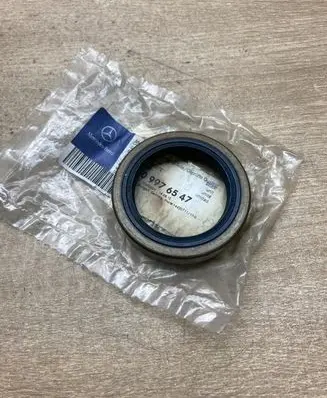 Mercedes-Benz S W126 Rear wheel hub A0109976547 0109976547