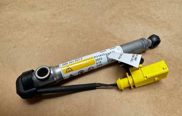 Audi Q7 4M Bonnet Pedestrian Airbag Actuator 4M0823823E