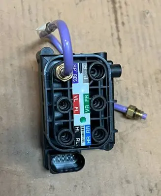 Audi A6 C7 Air suspension valve block 4H0616013A
