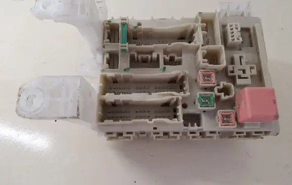 Toyota Avensis T270 Fuse module 8273005150B