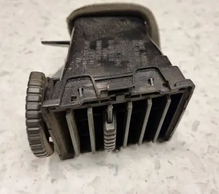 Nissan X-Trail T30 Dash center air vent grill 68750EQ000