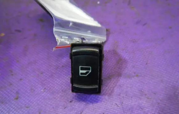 Volkswagen PASSAT B5.5 Quarter vent window switch 1J0959855