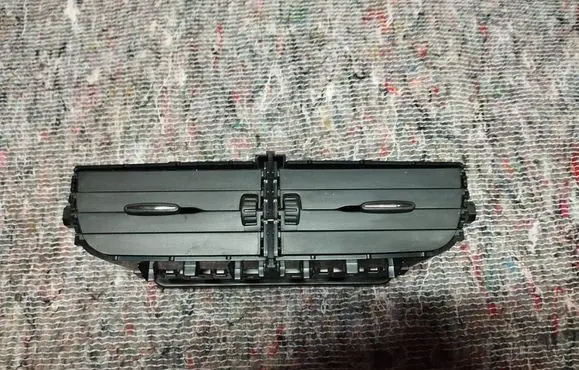 Dash center air vent grill