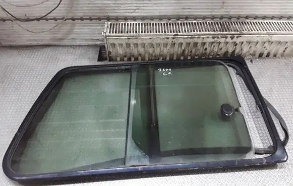 Mitsubishi Pajero Rear side window