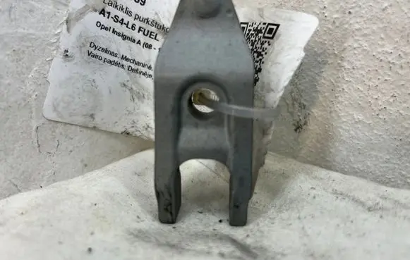 Opel Insignia A Fuel Injector clamp holder 85152 1107267