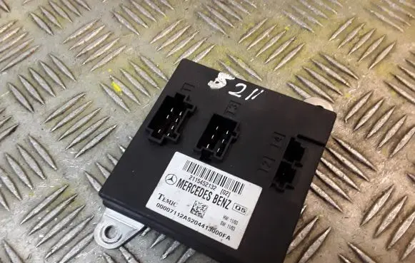 Mercedes-Benz E W211 Central body control module 2115452132 A2115452132
