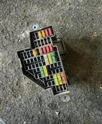 Volkswagen Golf V Fuse module