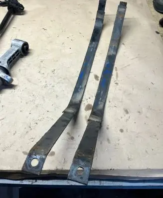 Fuel tank mounting bracket