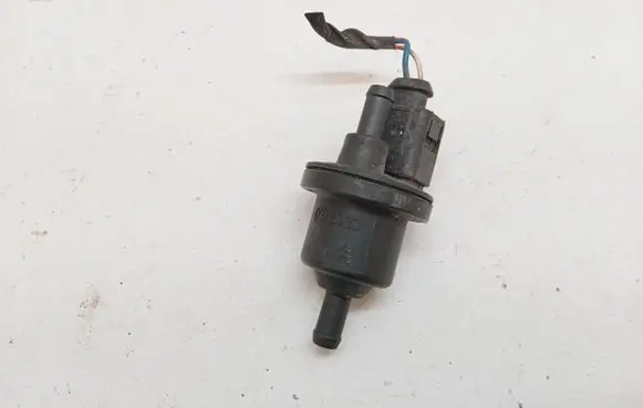 Volkswagen PASSAT B6 Fuel pressure regulator 