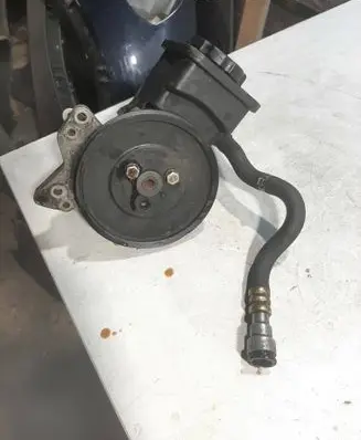 BMW 5 E39 Power steering pump 1095749 7691974518