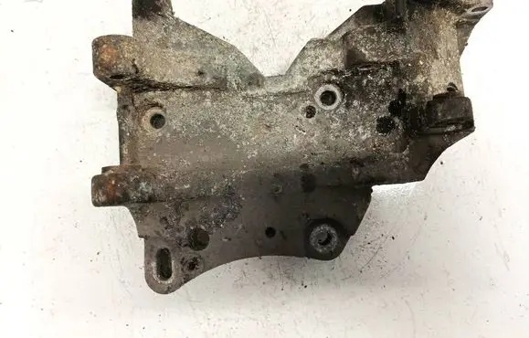 Engine mounting bracket