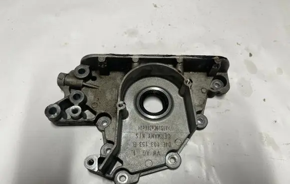 Volkswagen Jetta VII Other engine bay part 04E103153B
