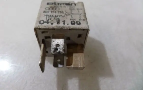Volkswagen PASSAT B5.5 Other relay 8D0951253 370