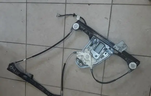 Mercedes-Benz C W203 Front door electric window regulator A2037203846