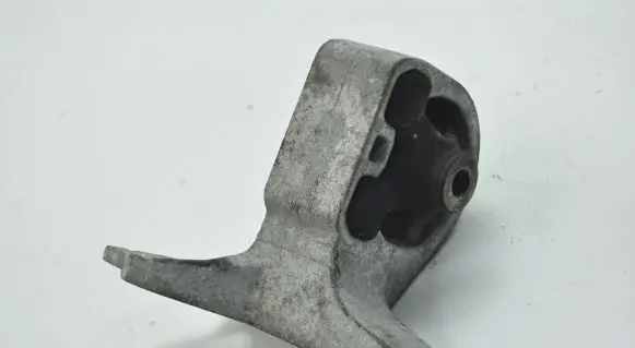 Subaru Legacy Engine mount bracket