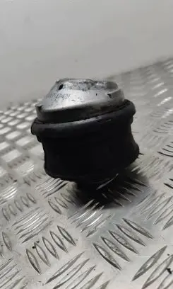 Mercedes-Benz S W221 Engine mount bracket