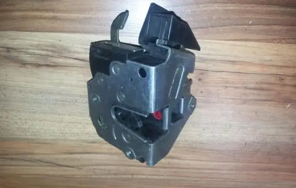 BMW 3 E36 Rear door lock 8122419