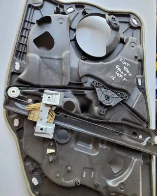 Rear window lifting mechanism without motor