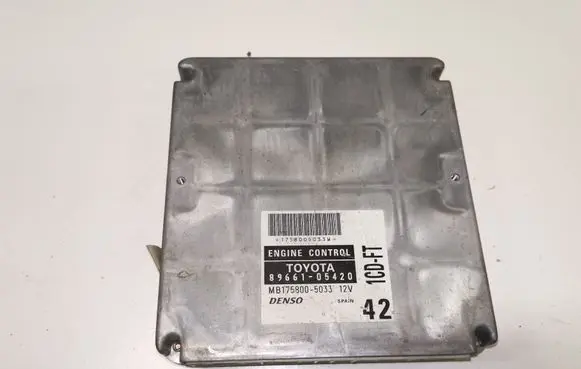 Toyota Avensis T220 Engine control unit/module 8966105420 1758005033
