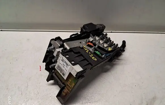 Peugeot RCZ Fuse module 9677748180 28236841