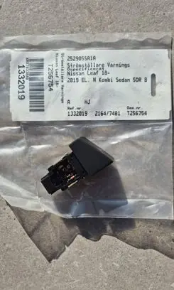 Nissan Leaf II (ZE1) Hazard light switch 252905SA1A
