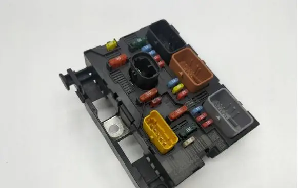 Citroen C4 I Picasso Fuse module 9664055680