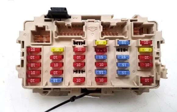 Nissan X-Trail T30 Fuse module 