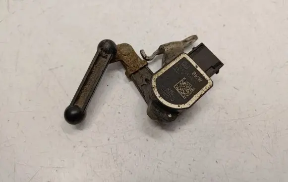 Headlight/headlamp level sensor