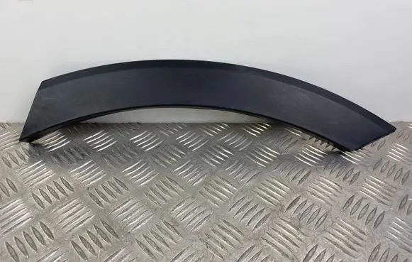 Rear fender molding trim