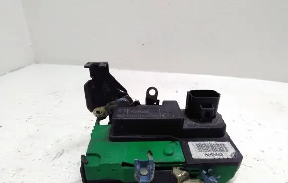 Volvo XC70 Front door lock 8650548