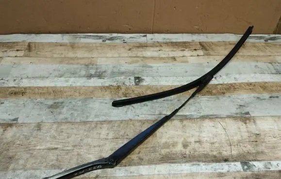 Volkswagen PASSAT B6 Front wiper blade arm