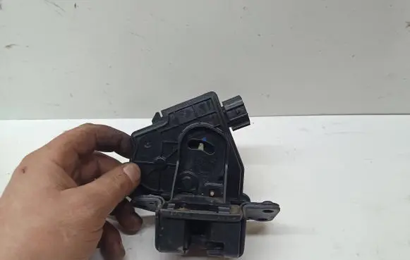 Toyota Auris 150 Loading door lock 