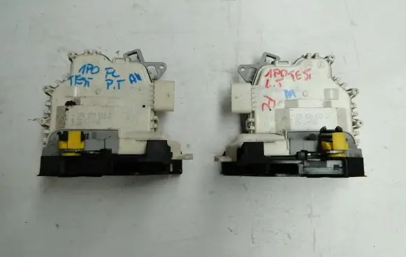 Seat Leon (5F) Front door lock (next to the handle) 