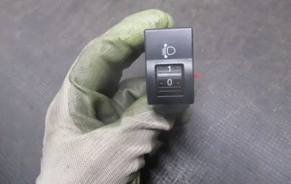 Mazda 3 I Headlight level height control switch 04057810