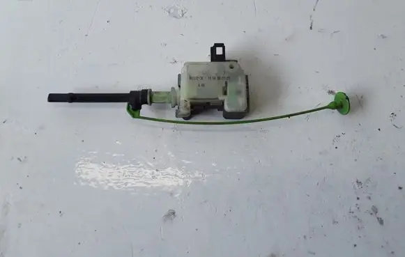 Volvo V70 Fuel tank cap lock 86113136