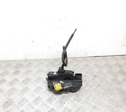 Opel Insignia A Front door lock 13A051