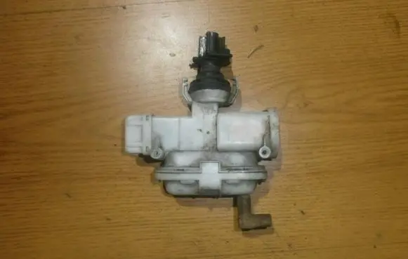 Volkswagen PASSAT B4 Central locking vacuum pump 357862153