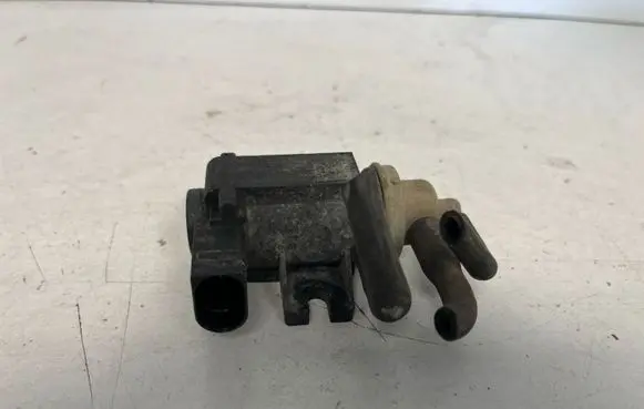 Volkswagen PASSAT B8 Turbo solenoid valve 04L131051F