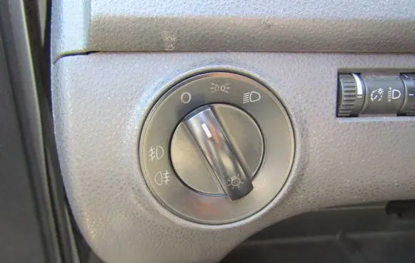 Volkswagen Polo IV 9N3 Light switch 