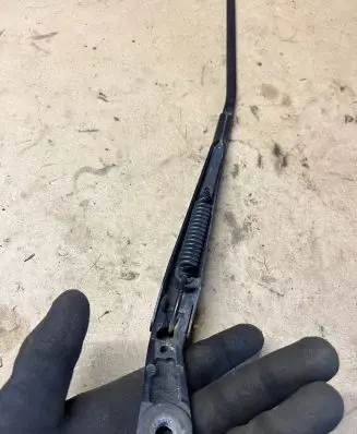 Volkswagen PASSAT B5.5 Front wiper blade arm 3B1955410