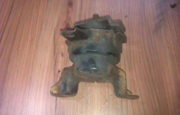 Honda Civic Engine mount bracket