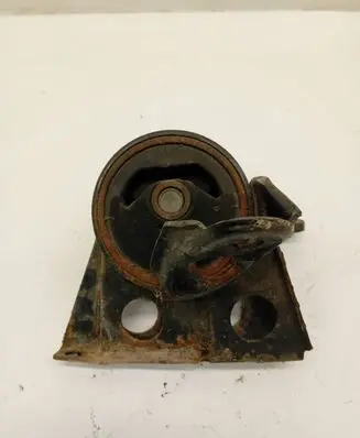 Nissan X-Trail T30 Engine mount bracket