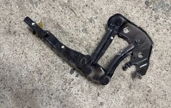 Engine bonnet/hood hinges