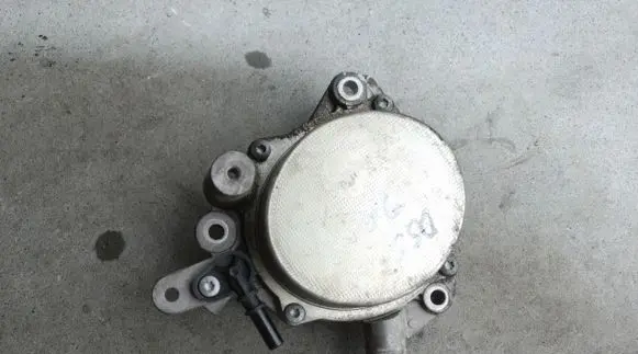 Ford Kuga II Vacuum pump 9673836180