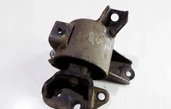 Hyundai i20 (PB PBT) Engine mount bracket