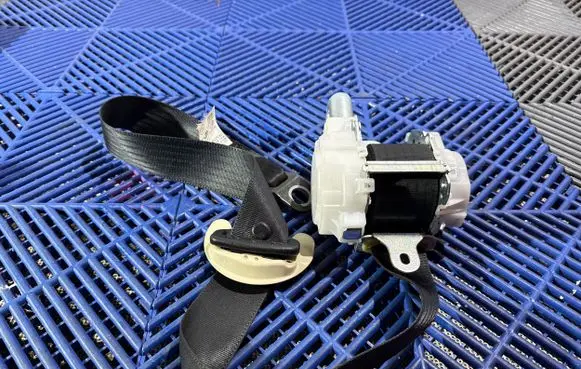 Lexus CT 200H Front seatbelt J082501