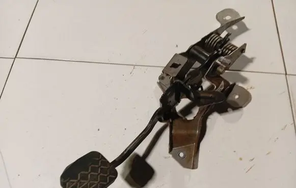 Mazda 5 Brake pedal 