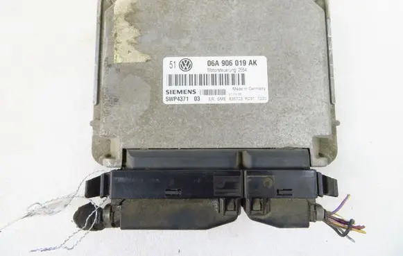 Volkswagen Golf IV Engine control unit/module 5WP437103 06A906019AK