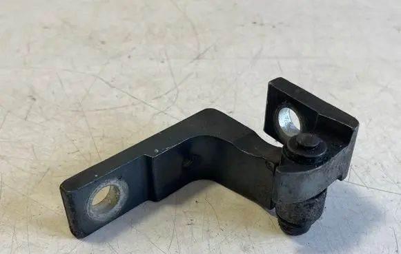 Volkswagen Touareg I Front door upper hinge 7L0831401A